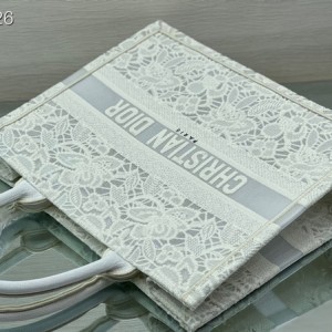 Christian Dior Book Tote Bag 36cm 1296 Floral Lace Embroidered Canvas Fall/Winter 2022 Collection - Image 7