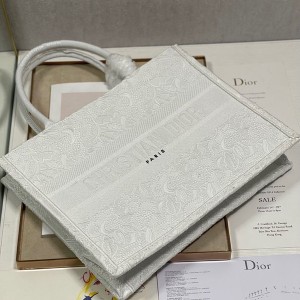 Christian Dior Book Tote Bag 36cm 1296 Floral Lace Embroidered Canvas Fall/Winter 2022 Collection - Image 7