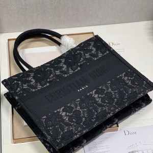 Christian Dior Book Tote Bag 36cm 1296 Floral Lace Embroidered Canvas Fall/Winter 2022 Collection - Image 7