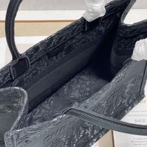 Christian Dior Book Tote Bag 36cm 1296 Floral Lace Embroidered Canvas Fall/Winter 2022 Collection - Image 8