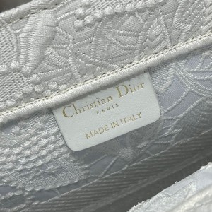 Christian Dior Book Tote Bag 36cm 1296 Floral Lace Embroidered Canvas Fall/Winter 2022 Collection - Image 9