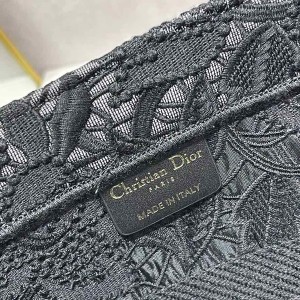 Christian Dior Book Tote Bag 36cm 1296 Floral Lace Embroidered Canvas Fall/Winter 2022 Collection - Image 9