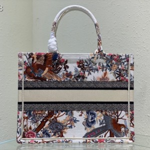 Christian Dior Book Tote Bag 36cm 1296 Jardin d'Hiver Embroidery Canvas Fall/Winter 2022 Collection - Image 4