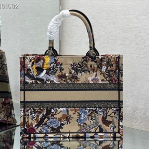 Christian Dior Book Tote Bag 36cm 1296 Jardin d'Hiver Embroidery Canvas Fall/Winter 2022 Collection - Image 4