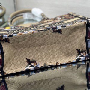 Christian Dior Book Tote Bag 36cm 1296 Jardin d'Hiver Embroidery Canvas Fall/Winter 2022 Collection - Image 5