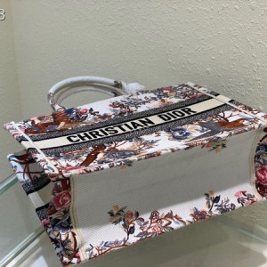 Christian Dior Book Tote Bag 36cm 1296 Jardin d'Hiver Embroidery Canvas Fall/Winter 2022 Collection - Image 7