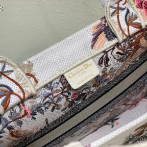 Christian Dior Book Tote Bag 36cm 1296 Jardin d'Hiver Embroidery Canvas Fall/Winter 2022 Collection - Image 8
