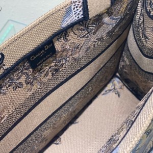 Christian Dior Book Tote Bag 36cm 1296 Jardin d'Hiver Embroidery Canvas Fall/Winter 2022 Collection - Image 8