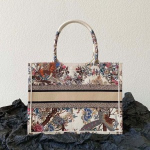 Christian Dior Book Tote Bag 36cm 1296 Jardin d'Hiver Embroidery Embroidered Canvas Fall/Winter 2022 Collection - Image 3