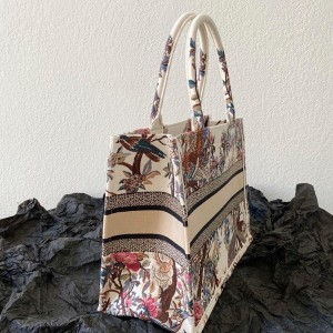 Christian Dior Book Tote Bag 36cm 1296 Jardin d'Hiver Embroidery Embroidered Canvas Fall/Winter 2022 Collection - Image 4