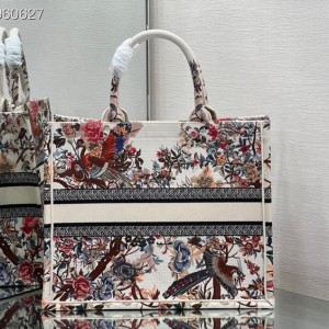 Christian Dior Book Tote Bag 36cm 1296 Jardin d'Hiver Embroidery Embroidered Canvas Fall/Winter 2022 Collection - Image 4