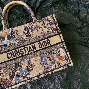 Christian Dior Book Tote Bag 36cm 1296 Jardin d'Hiver Embroidery Embroidered Canvas Fall/Winter 2022 Collection - Image 5
