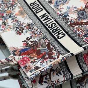 Christian Dior Book Tote Bag 36cm 1296 Jardin d'Hiver Embroidery Embroidered Canvas Fall/Winter 2022 Collection - Image 6