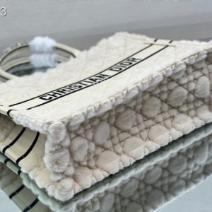 Christian Dior Book Tote Bag 36cm M1296 Cannage Shearling Fur Embroidery Canvas Fall/Winter 2022 Collection - Image 5