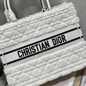 Christian Dior Book Tote Bag 36cm M1296 Cannage Shearling Fur Embroidery Canvas Fall/Winter 2022 Collection - Image 6
