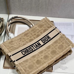 Christian Dior Book Tote Bag 36cm M1296 Cannage Shearling Fur Embroidery Canvas Fall/Winter 2022 Collection - Image 7