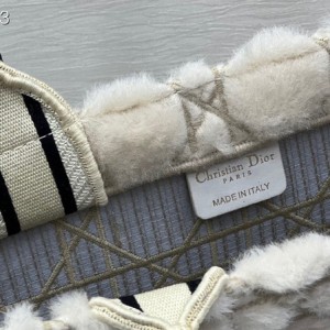 Christian Dior Book Tote Bag 36cm M1296 Cannage Shearling Fur Embroidery Canvas Fall/Winter 2022 Collection - Image 9
