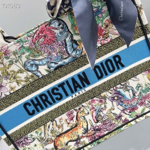 Christian Dior Book Tote Bag 36cm M1296 D-Constellation Zodiac Embroidery Canvas Fall/Winter 2022 Collection - Image 4