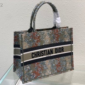 Christian Dior Book Tote Bag 36cm M1296 Dior Brocart Vert Métallisé Embroidery Canvas Fall/Winter 2022 Collection - Image 3