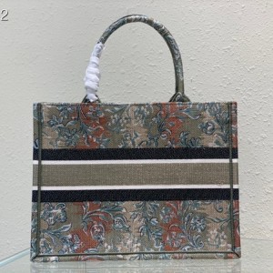 Christian Dior Book Tote Bag 36cm M1296 Dior Brocart Vert Métallisé Embroidery Canvas Fall/Winter 2022 Collection - Image 4