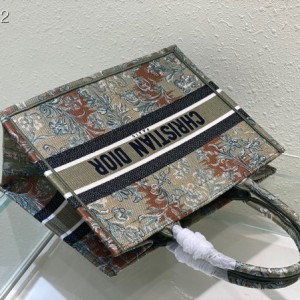 Christian Dior Book Tote Bag 36cm M1296 Dior Brocart Vert Métallisé Embroidery Canvas Fall/Winter 2022 Collection - Image 6