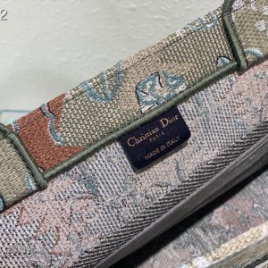 Christian Dior Book Tote Bag 36cm M1296 Dior Brocart Vert Métallisé Embroidery Canvas Fall/Winter 2022 Collection - Image 9