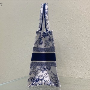 Christian Dior Book Tote Bag 36cm M1296 Dior Jardin Botanique Embroidery Canvas Fall/Winter 2022 Collection - Image 5