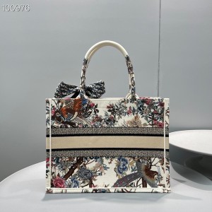 Christian Dior Book Tote Bag 36cm M1296 Jardin d'Hiver Embroidery Canvas Fall/Winter 2022 Collection - Image 3