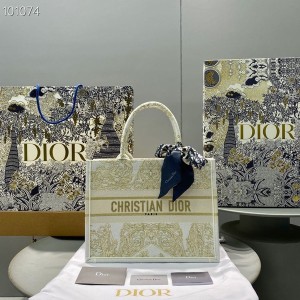 Christian Dior Book Tote Bag 36cm M1296 Jardin d'Hiver Embroidery Canvas Fall/Winter 2022 Collection - Image 3