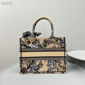 Christian Dior Book Tote Bag 36cm M1296 Jardin d'Hiver Embroidery Canvas Fall/Winter 2022 Collection - Image 3