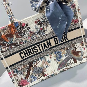 Christian Dior Book Tote Bag 36cm M1296 Jardin d'Hiver Embroidery Canvas Fall/Winter 2022 Collection - Image 4