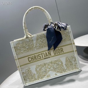 Christian Dior Book Tote Bag 36cm M1296 Jardin d'Hiver Embroidery Canvas Fall/Winter 2022 Collection - Image 4