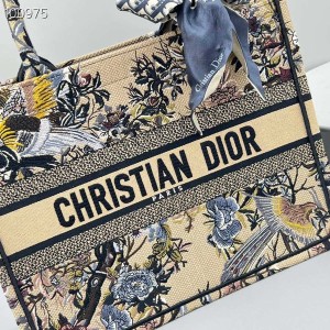 Christian Dior Book Tote Bag 36cm M1296 Jardin d'Hiver Embroidery Canvas Fall/Winter 2022 Collection - Image 4