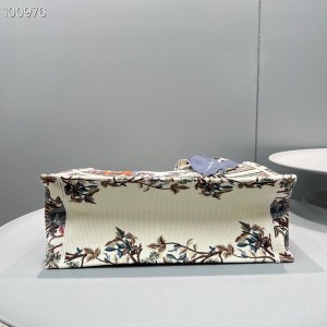 Christian Dior Book Tote Bag 36cm M1296 Jardin d'Hiver Embroidery Canvas Fall/Winter 2022 Collection - Image 5