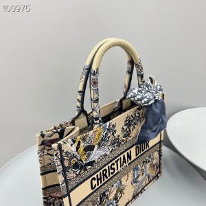 Christian Dior Book Tote Bag 36cm M1296 Jardin d'Hiver Embroidery Canvas Fall/Winter 2022 Collection - Image 5