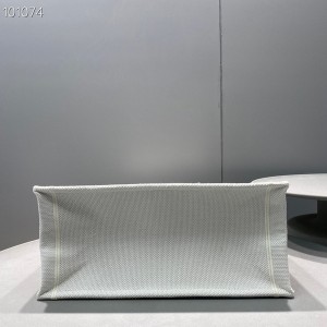 Christian Dior Book Tote Bag 36cm M1296 Jardin d'Hiver Embroidery Canvas Fall/Winter 2022 Collection - Image 7