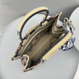 Christian Dior Book Tote Bag 36cm M1296 Jardin d'Hiver Embroidery Canvas Fall/Winter 2022 Collection - Image 7