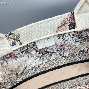 Christian Dior Book Tote Bag 36cm M1296 Jardin d'Hiver Embroidery Canvas Fall/Winter 2022 Collection - Image 8