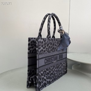 Christian Dior Book Tote Bag 36cm M1296 Mizza Embroidery Canvas Fall/Winter 2022 Collection - Image 4