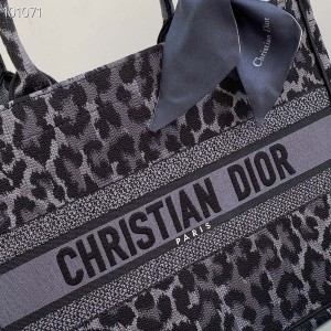 Christian Dior Book Tote Bag 36cm M1296 Mizza Embroidery Canvas Fall/Winter 2022 Collection - Image 5