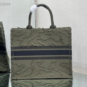 Christian Dior Book Tote Bag 42cm 1286 Camouflage Embroidered Canvas Fall/Winter 2020 Collection - Image 4