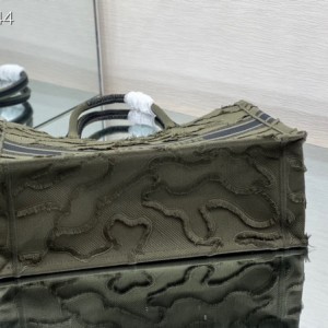 Christian Dior Book Tote Bag 42cm 1286 Camouflage Embroidered Canvas Fall/Winter 2020 Collection - Image 5