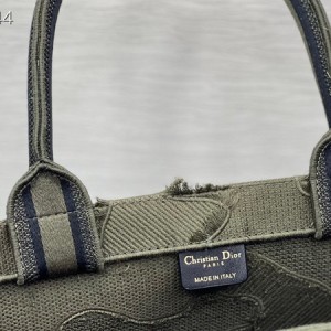 Christian Dior Book Tote Bag 42cm 1286 Camouflage Embroidered Canvas Fall/Winter 2020 Collection - Image 9