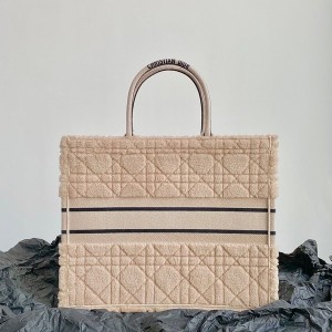 Christian Dior Book Tote Bag 42cm 1286 Cannage Shearling Embroidered Canvas Fall/Winter 2022 Collection - Image 3