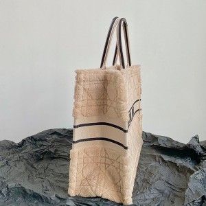 Christian Dior Book Tote Bag 42cm 1286 Cannage Shearling Embroidered Canvas Fall/Winter 2022 Collection - Image 4