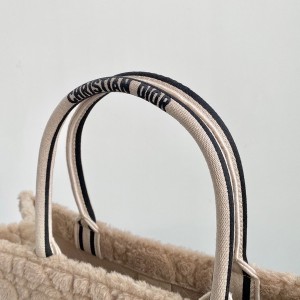 Christian Dior Book Tote Bag 42cm 1286 Cannage Shearling Embroidered Canvas Fall/Winter 2022 Collection - Image 5