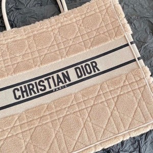 Christian Dior Book Tote Bag 42cm 1286 Cannage Shearling Embroidered Canvas Fall/Winter 2022 Collection - Image 6