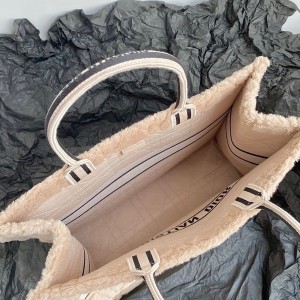 Christian Dior Book Tote Bag 42cm 1286 Cannage Shearling Embroidered Canvas Fall/Winter 2022 Collection - Image 7