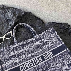 Christian Dior Book Tote Bag 42cm 1286 Chinese New Year Reverse Toile De Jouy Embroidered Canvas Fall/Winter 2022 Collection - Image 4