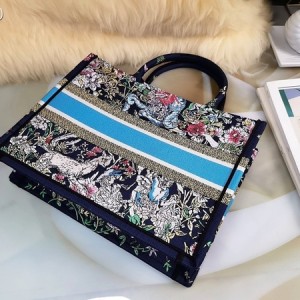 Christian Dior Book Tote Bag 42cm 1286 Constellation Embroidered Canvas Fall/Winter 2022 Collection - Image 5
